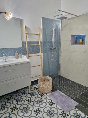 a bathroom with a sink and a shower at Amandine - Vue mer Pointe-à-Pitre in Pointe-à-Pitre