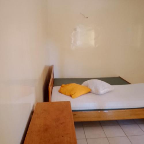 a small room with a bed and a table at Keur Diédhiou in Saly Portudal