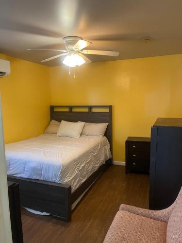 a bedroom with a bed and a ceiling fan at Ma Campagne in Lexington