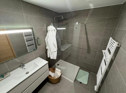 a bathroom with a shower and a sink and a tub at Cosi Horizon in Grosseto-Prugna