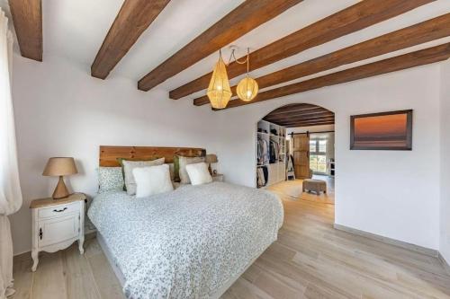 a bedroom with a bed and a wooden ceiling at Villa entre Viñas in Lavid