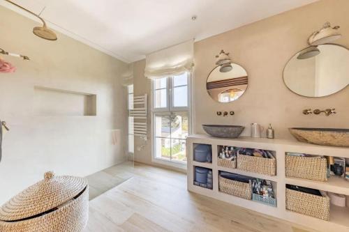 a bathroom with a sink and mirrors on the wall at Villa entre Viñas in Lavid