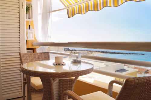 Cozy 1 BR With Sunny Terrace, Beach & Center, Couples