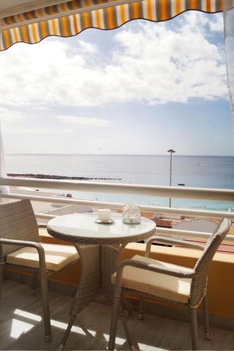 Cozy 1 BR With Sunny Terrace, Beach & Center, Couples