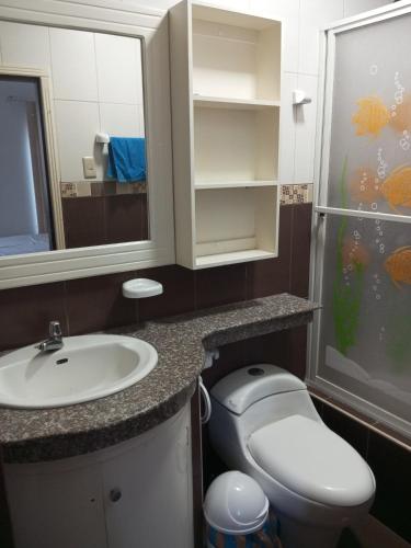 Kamar mandi di Hostal Oasis