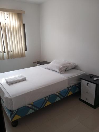 Tempat tidur dalam kamar di Hostal Oasis