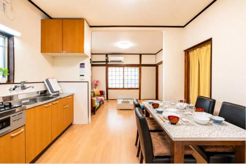 Private House in Nagoya Sleeps12 Free Parking 11 min to Nagoya Station