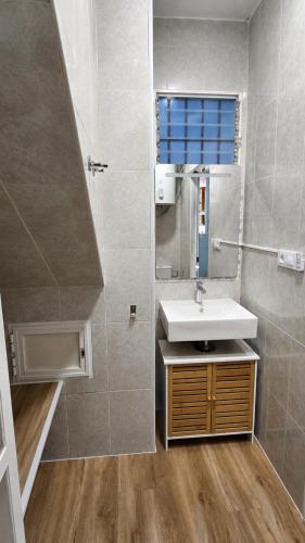a bathroom with a sink and a mirror at La casa de curro in Arcos de la Frontera