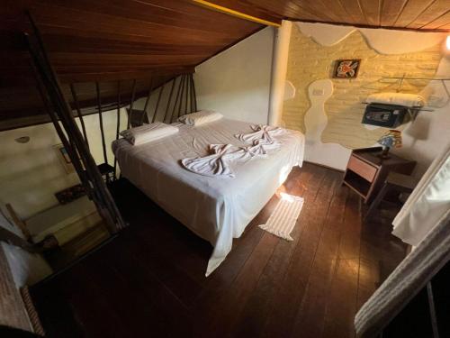 a bedroom with a bed with towels on it at Pousada Ibirapuera in Jericoacoara