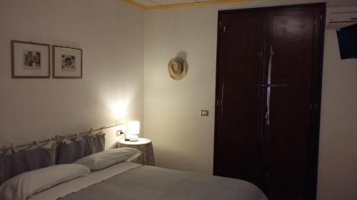 a bedroom with a bed and a wooden door at Agriturismo Boschi in Reggiolo