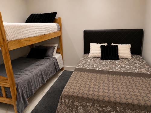 a room with two bunk beds and a bed at Casa Quinta MYK in Ciudad del Este
