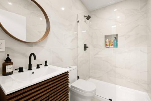 a bathroom with a toilet and a sink and a shower at Spacious 1BR 1bath near DTLA in Los Angeles