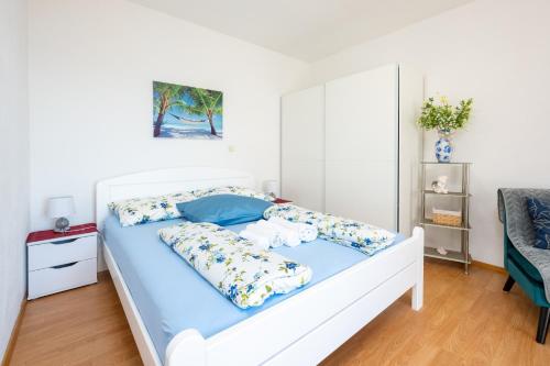 Apartments with parking space Trogir - 17609
