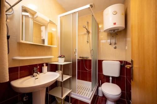 Apartments with parking space Trogir - 17609