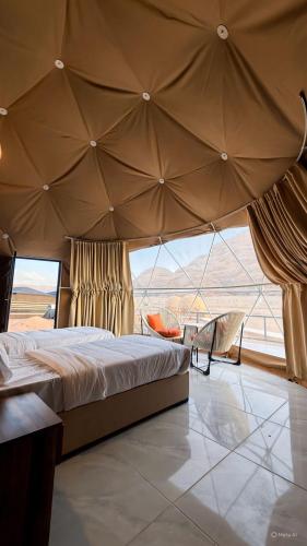 a bedroom with a large bed and a large window at Mirthe rum in Disah