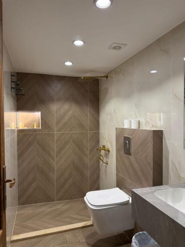 a bathroom with a shower and a toilet and a sink at Mirthe rum in Disah