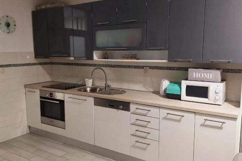Apartments with parking space Sibenik - 27442