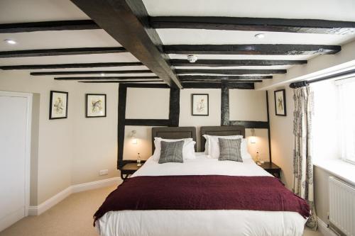 Cowdray Lodge tesisinde bir odada yatak veya yataklar