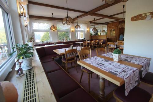 Hotel SchwarzaBurg في Schwarzburg: اطلالة علوية على مطعم به طاولات وكراسي