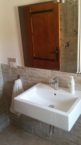 ランペドゥーザにあるI Dammusi di Pippoのバスルーム(鏡付き白い洗面台付)