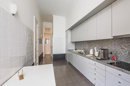 Charming 2BR on Rua das Flores in Historic Porto
