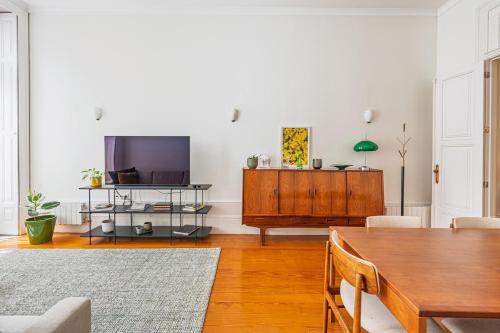 Charming 2BR on Rua das Flores in Historic Porto
