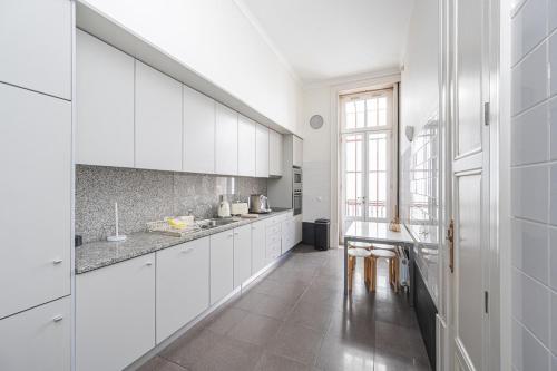 Charming 2BR on Rua das Flores in Historic Porto