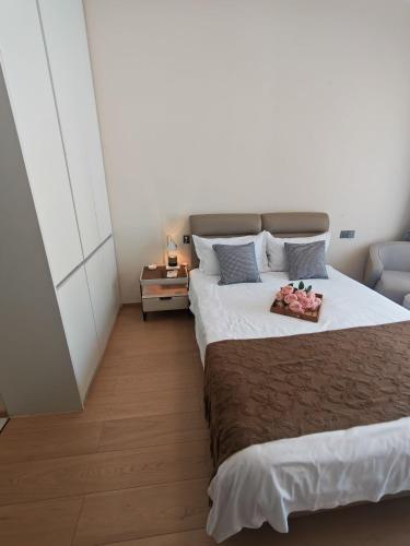 a bedroom with a large bed with white walls at 城绩公寓 in Phnom Penh