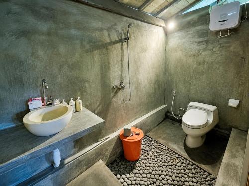 a bathroom with a sink and a toilet at Villa Wakem Yehpoh in Yehpoh