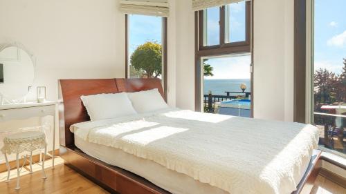 a bedroom with a bed with a view of the ocean at geoje yeoul pet-friendly pension in Yŏch'a