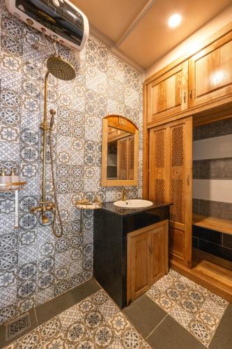 a bathroom with a sink and a shower at Trương Nhi Bungalow in Phú Quốc
