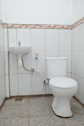 a bathroom with a toilet and a sink at Ghaniya Homestay in Bonto