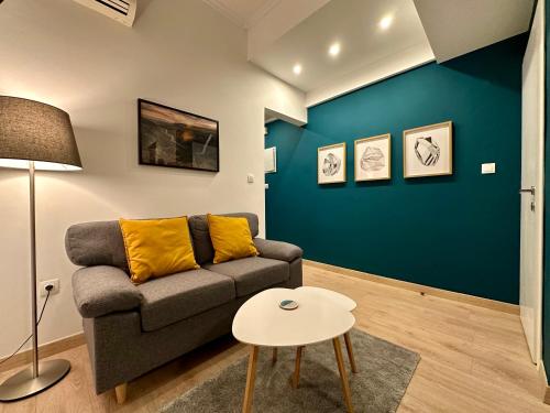 The Turquoise House in Downtown Thessaloniki