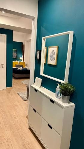 The Turquoise House in Downtown Thessaloniki
