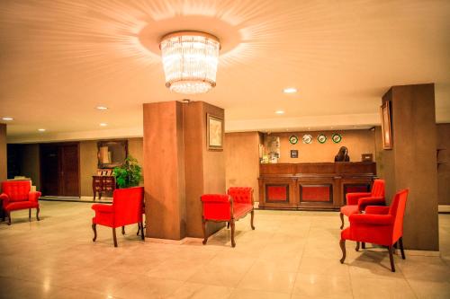 a waiting room with red chairs and a courtroom at Kelesler Park Hotel in Ereğli