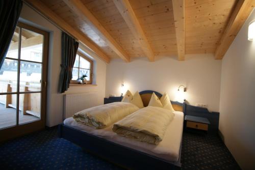 Кровать или кровати в номере Dorfappartements Söll