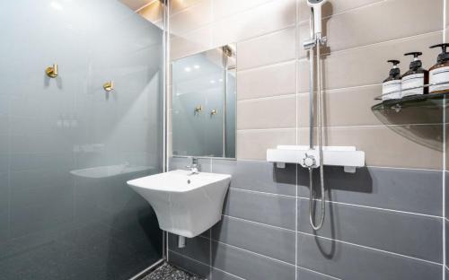 a bathroom with a sink and a shower at Brown Dot Hotel Daecheon Beach, Boryeong in Boryeong