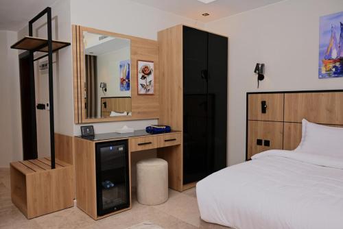 a bedroom with a bed and a desk with a mirror at فندق أونارا ستاي in Medina
