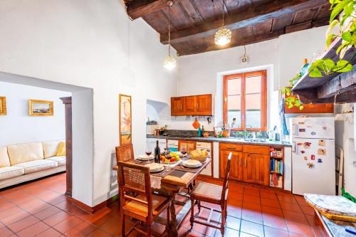 Antica Torre with Garden in Carona - Happy Rentals