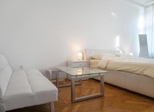 Spacious 7BR Apartment Near Hauptbahnhof