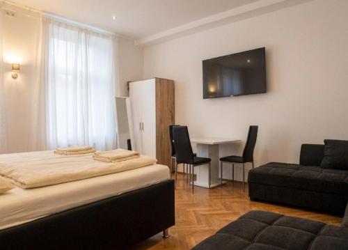 Spacious 7BR Apartment Near Hauptbahnhof