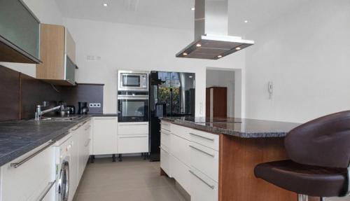 Spacious 7BR Apartment Near Hauptbahnhof