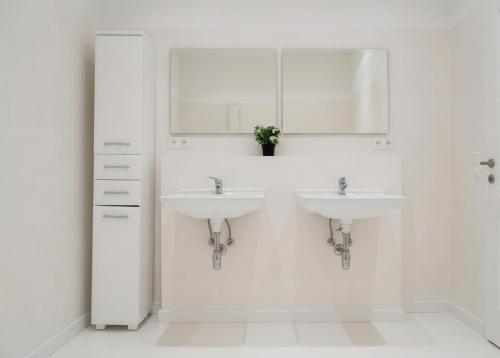 Spacious 7BR Apartment Near Hauptbahnhof