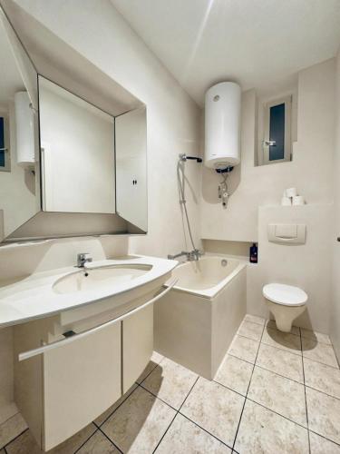 Spacious 5BR Living Near Atzgersdorf Station