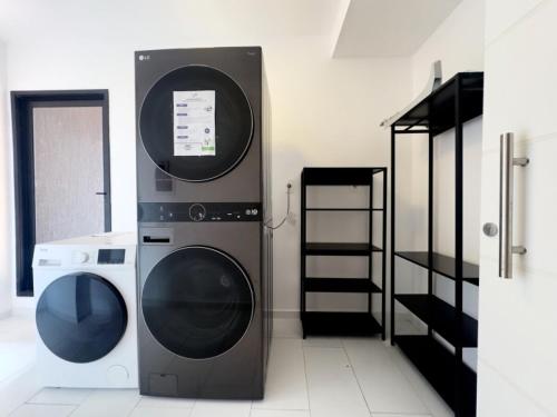 a washing machine and a washer in a room at Departamento cerca a Asunción 412 in Luque