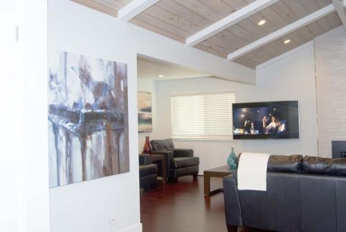 a living room with a couch and a tv at Silicon Valley Stays Casa Uno in Mountain View