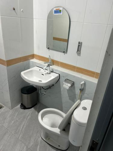 a bathroom with a toilet and a sink at Utc Damhil By Prasanthi in Telaga