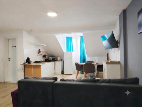 a living room with a couch and a kitchen at Smestaj Dzentlmen in Soko Banja
