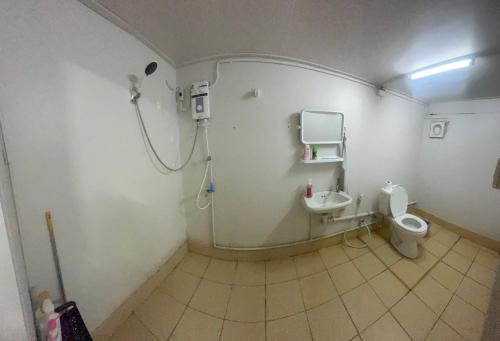 a small bathroom with a toilet and a sink at Baan Yuan in Prachuap Khiri Khan