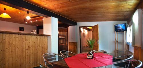 盧森的住宿－羅威奇基瓦克酒店，一间用餐室,配有红色的桌子和椅子